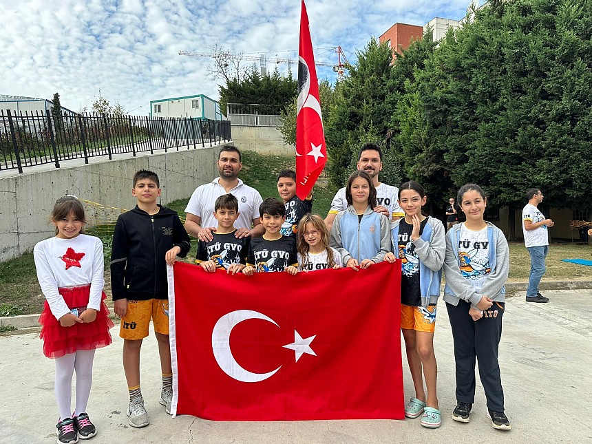 Yüzücülerimiz Cumhuriyet Turnuvasından 20 Madalya İle Döndü