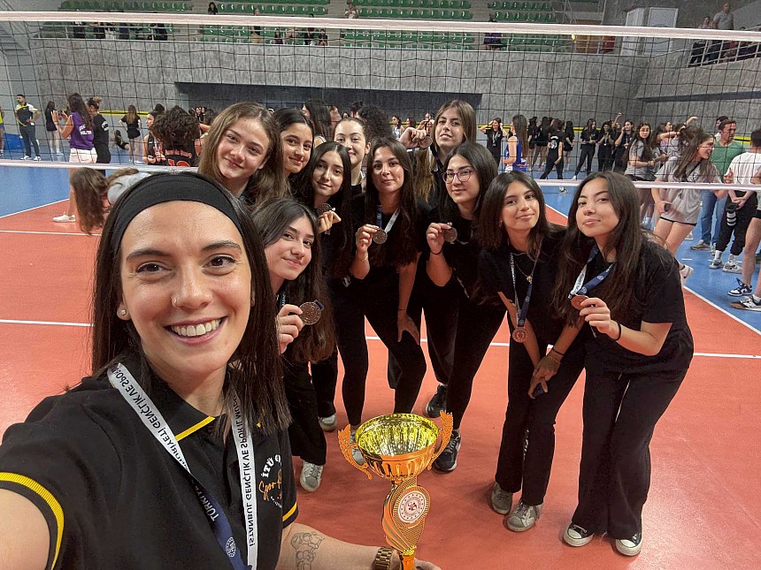 Yıldız Kız Voleybol Takımımız İstanbul Finallerinden Kupayla Döndü!